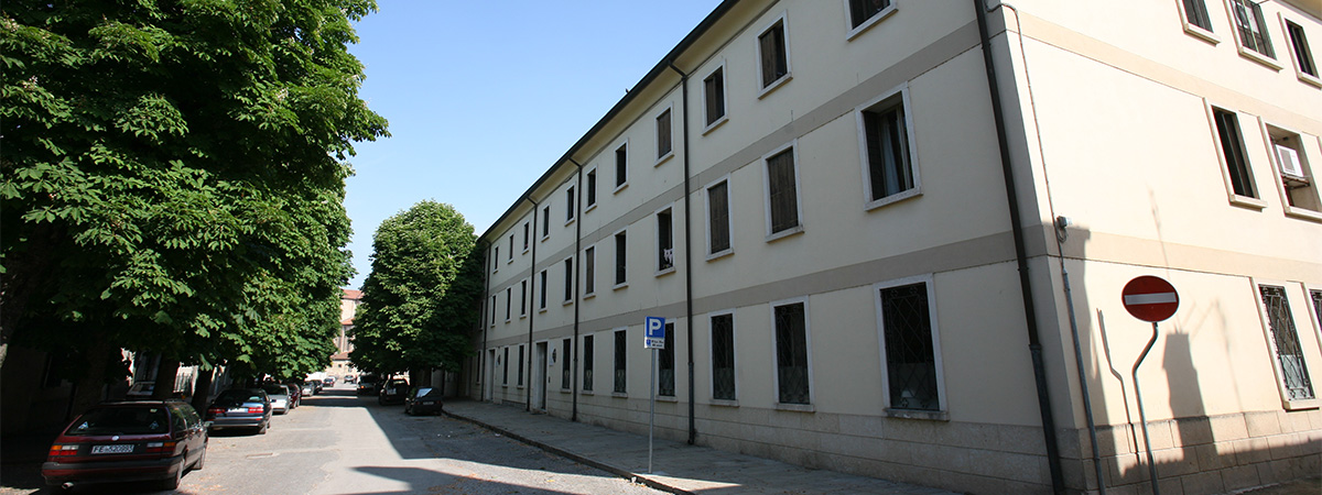 L'edificio attuale della casa di riposo, su tre piani dalla pianta rettangolare.